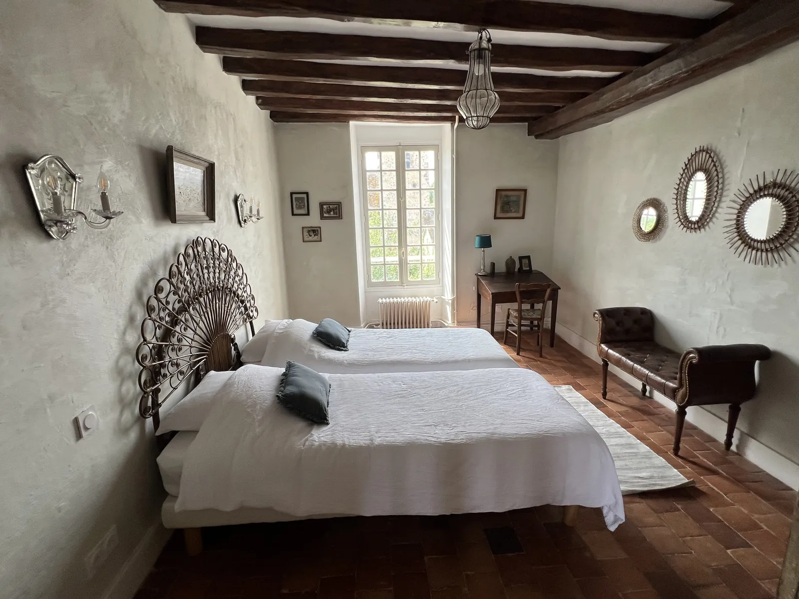 Chambre d'hôtes Cimabue au Couvent : deux lits de 80 cm, poutres apparentes et tomettes anciennes