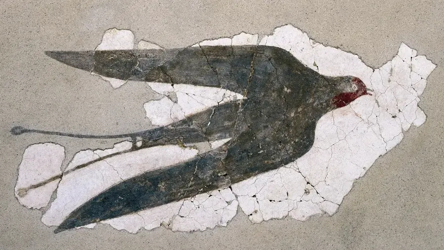 Une hirondelle peinte, parmi les objets chinés du Couvent