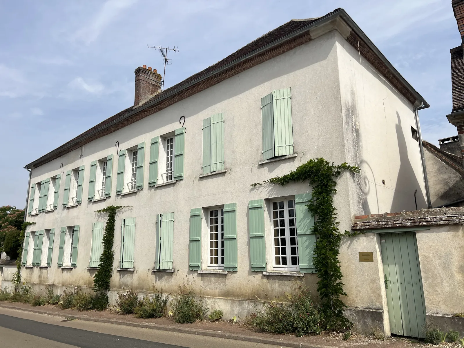 La façade du Couvent sur la rue Augustin Boyer, à Villiers-Saint-Benoît