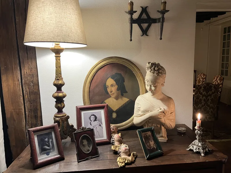 Portraits anciens, buste et bougie à la lueur d'une lampe