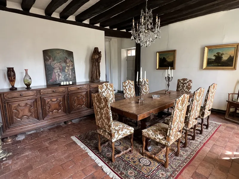 La salle à manger : table de ferme, chaises os de mouton et tableaux anciens