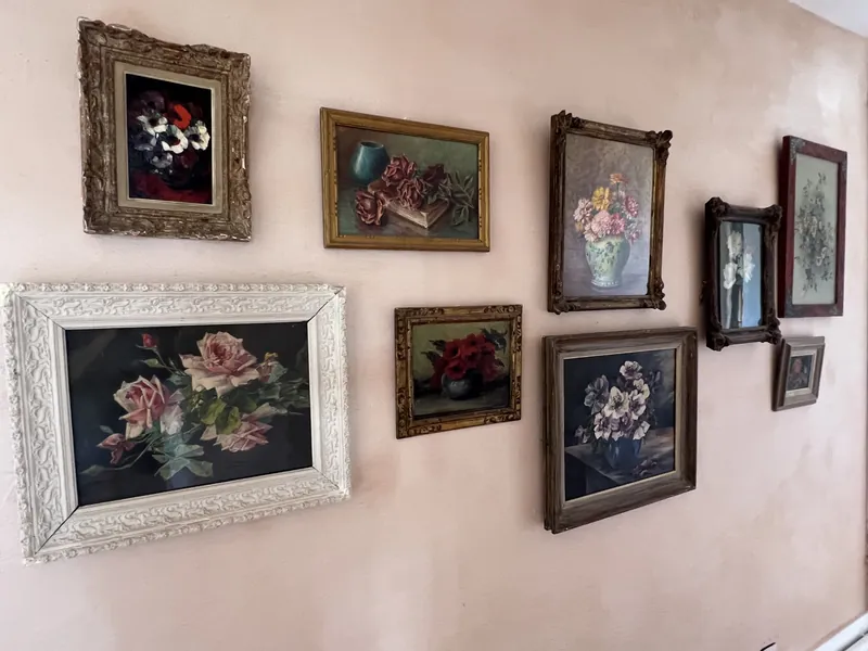 Un mur de natures mortes fleuries dans leurs cadres dorés