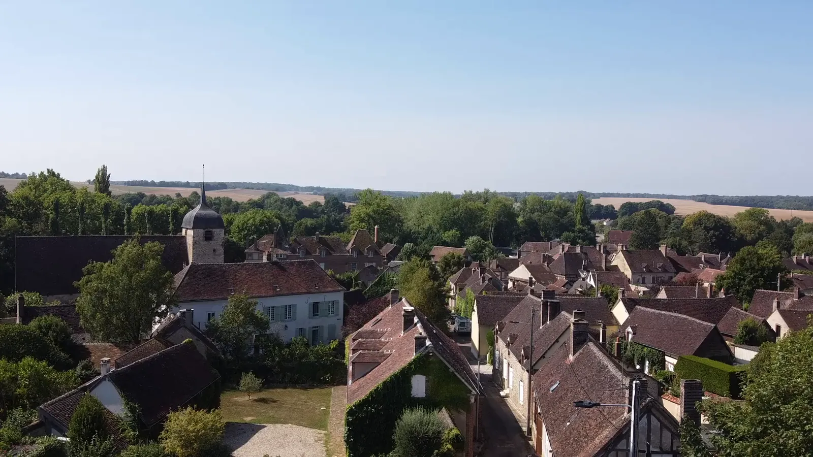 Le Couvent le Sermon aux Oiseaux et l'église de Villiers-Saint-Benoît vus du ciel