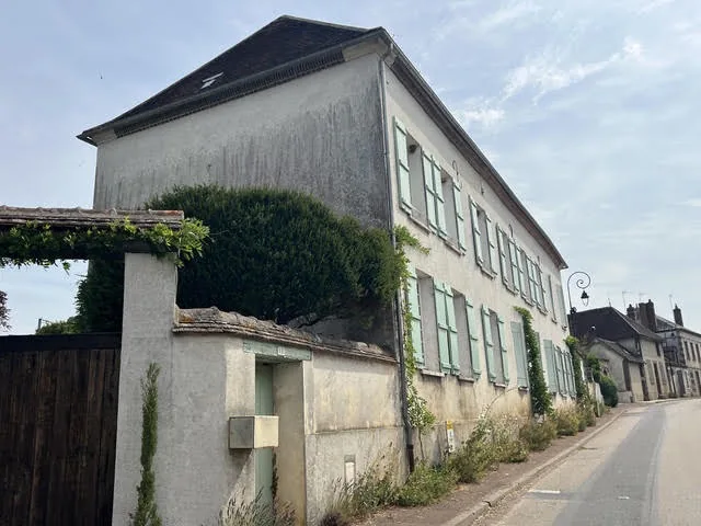 La façade du Couvent sur la rue, volets verts et mur d'enceinte, à Villiers-Saint-Benoît