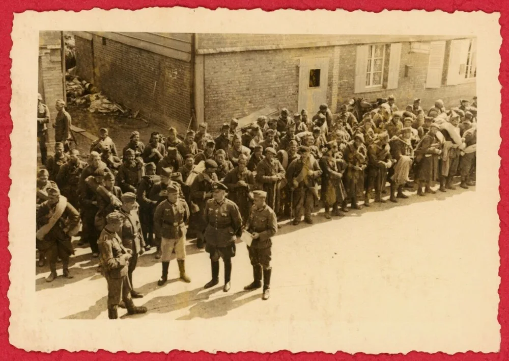 Photographie d'époque : officiers allemands devant un groupe de prisonniers, Seconde Guerre mondiale