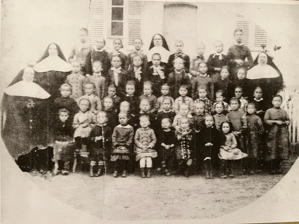 Photographie ancienne des religieuses entourées de leurs élèves à Villiers-Saint-Benoît