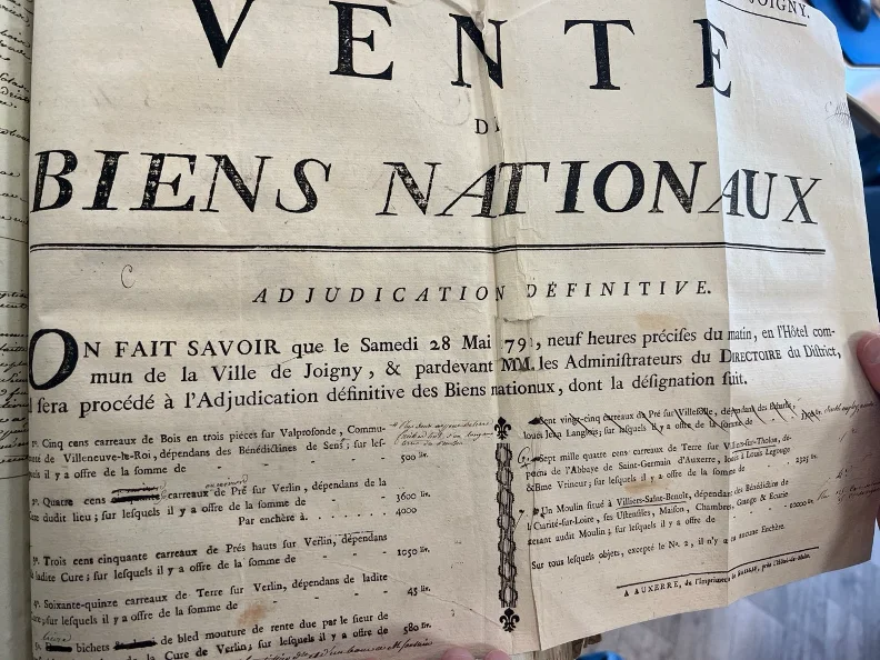 Affiche « Vente de biens nationaux, adjudication définitive » du district de Joigny, samedi 28 mai 1791