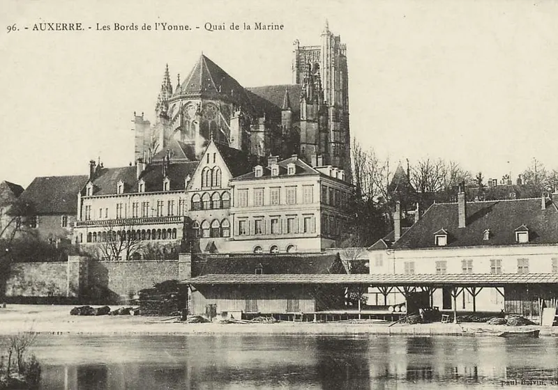 Carte postale ancienne du quai de la Marine à Auxerre, au bord de l'Yonne