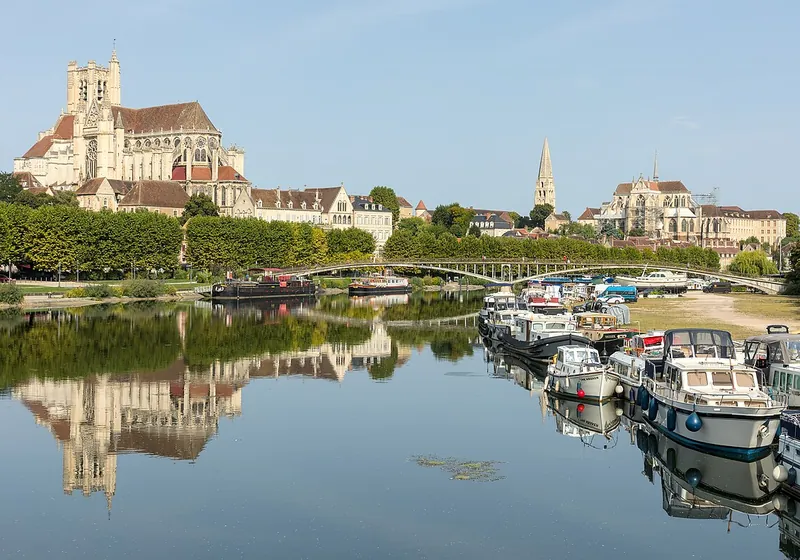 Auxerre, sa cathédrale et l'abbaye Saint-Germain se reflétant dans l'Yonne