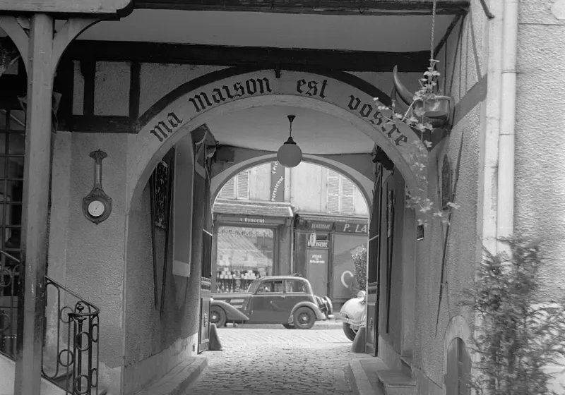 Photographie ancienne du porche de l'Hostellerie de la Poste à Avallon