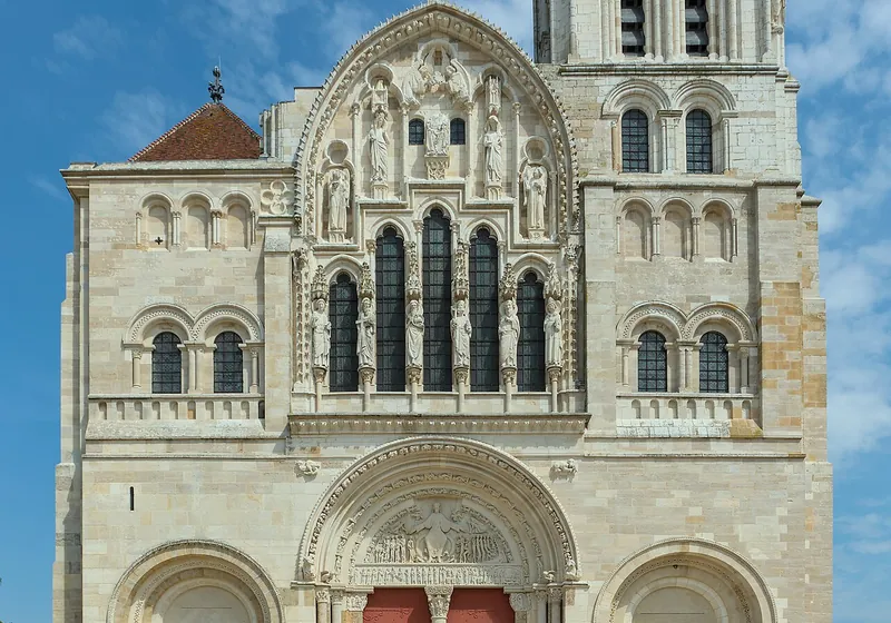 La façade romane de la basilique Sainte-Marie-Madeleine de Vézelay