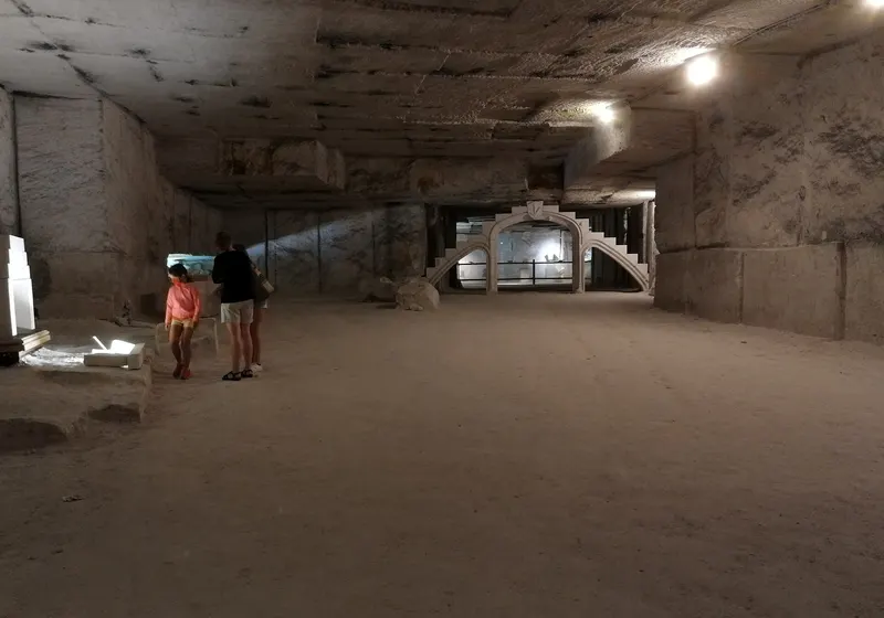 Visiteurs dans une galerie de la carrière souterraine d'Aubigny