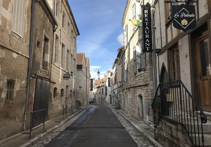 La rue des Moulins à Chablis et ses enseignes de restaurant