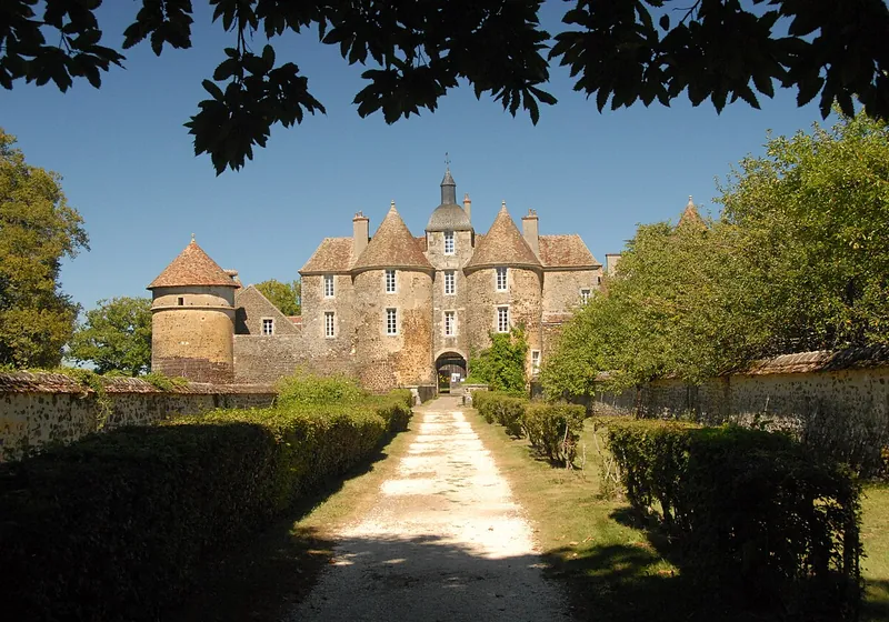 L'allée menant au château fort de Ratilly et à ses tours