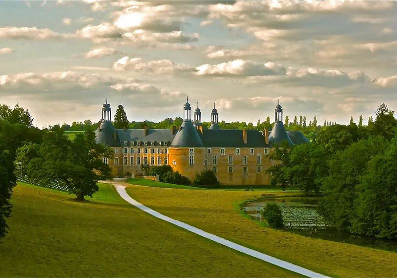 Le château de Saint-Fargeau et ses tours vus depuis le parc
