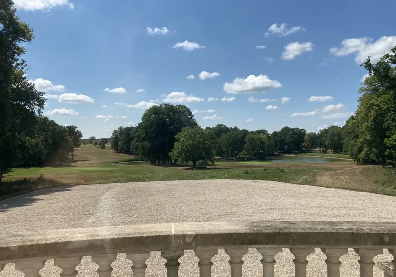 Le parcours du golf du Roncemay vu depuis la terrasse du château