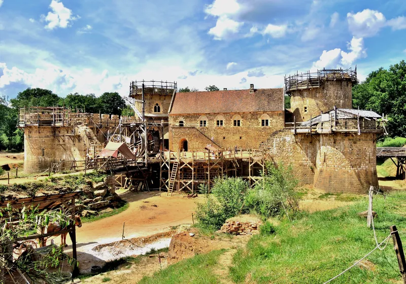 Le château fort de Guédelon en construction, ses tours et ses échafaudages de bois