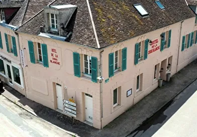 La façade de l'hôtel-restaurant de la Croix Blanche à Villiers-Saint-Benoît