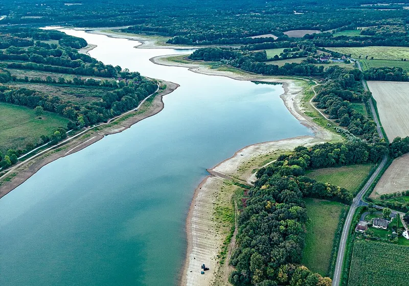 Le lac du Bourdon vu du ciel, entre forêts et champs