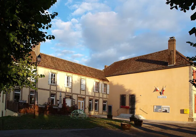 La place de Merry-la-Vallée, sa mairie et son restaurant