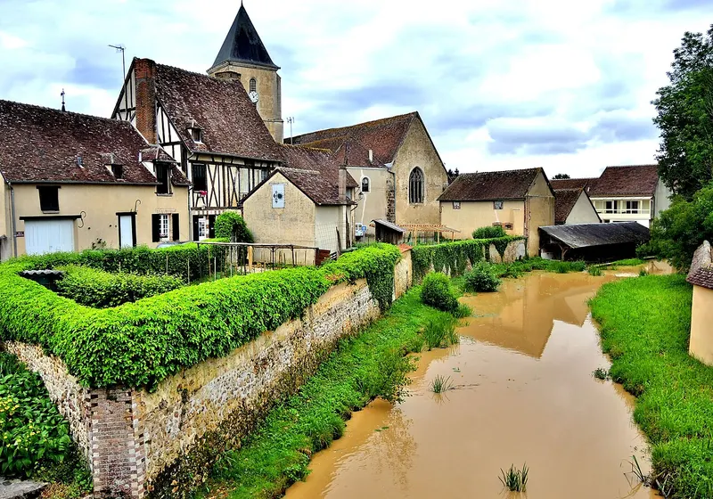 Le village de Mézilles vu du vieux pont sur le Branlin