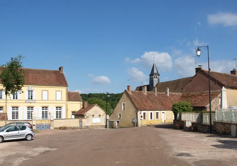 Le centre du village de Moutiers-en-Puisaye et son clocher