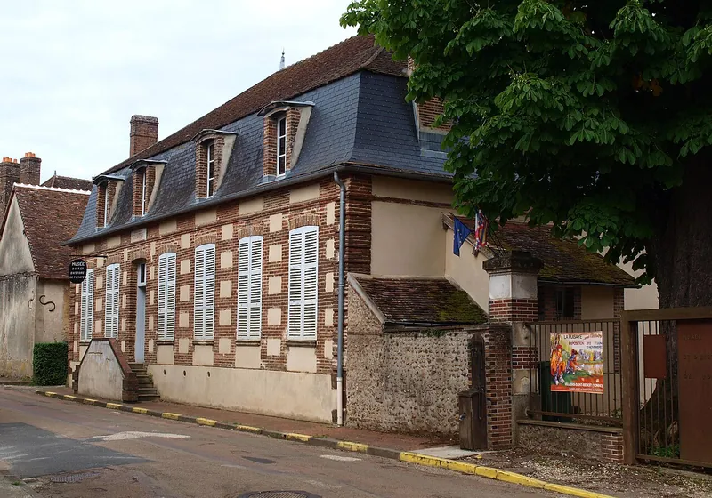La façade en brique du Musée d'Art et d'Histoire de Puisaye à Villiers-Saint-Benoît