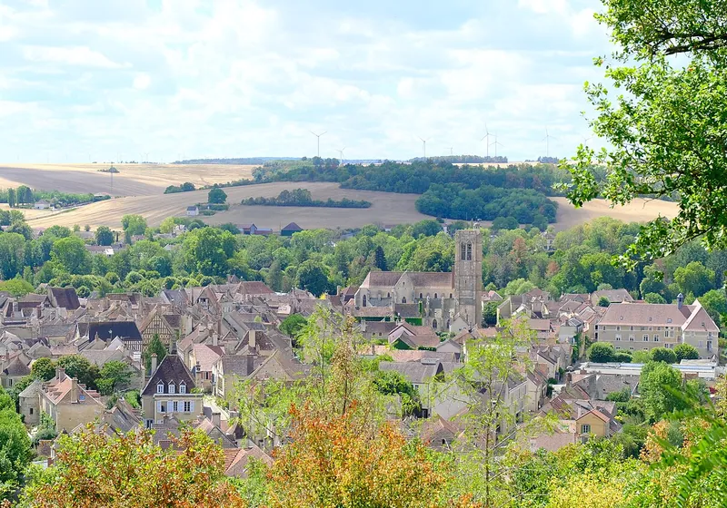 Vue sur les toits de Noyers-sur-Serein et la campagne alentour