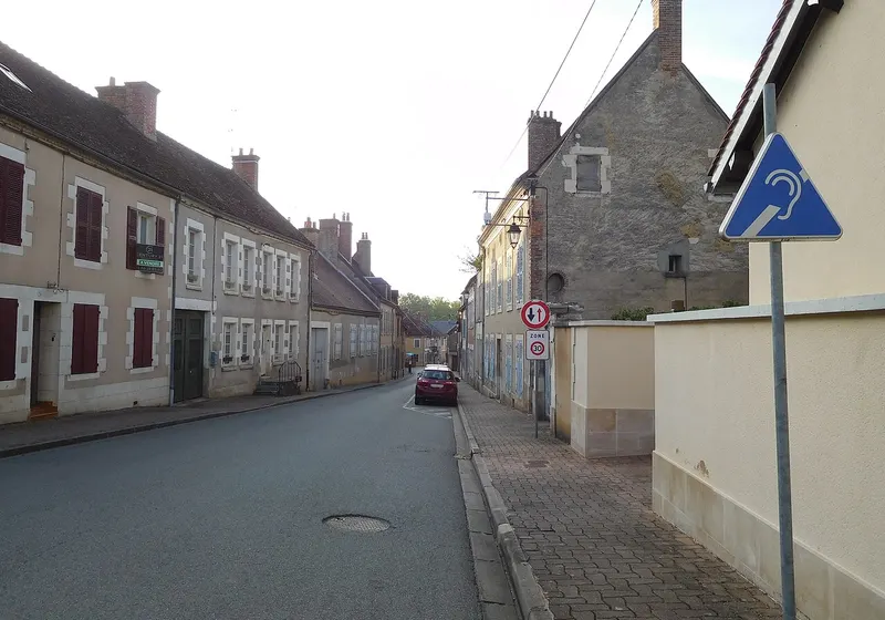 Une rue de Saint-Amand-en-Puisaye bordée de maisons anciennes