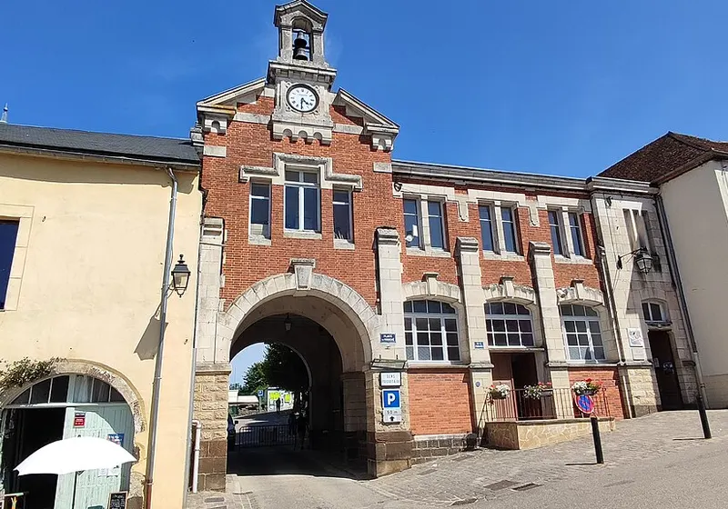 La place du Marché de Saint-Sauveur-en-Puisaye