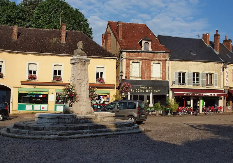 Les terrasses et commerces de la place de la République à Toucy