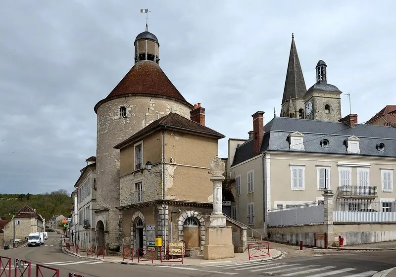 La tour du Méridien à Vermenton, coiffée d'un dôme